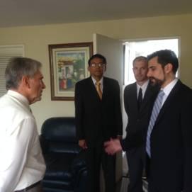 Embajador Carlos Luis Linares y el Abogado Miguel Mihalitsianos, durante su visita a la Embajada de Panamá.
